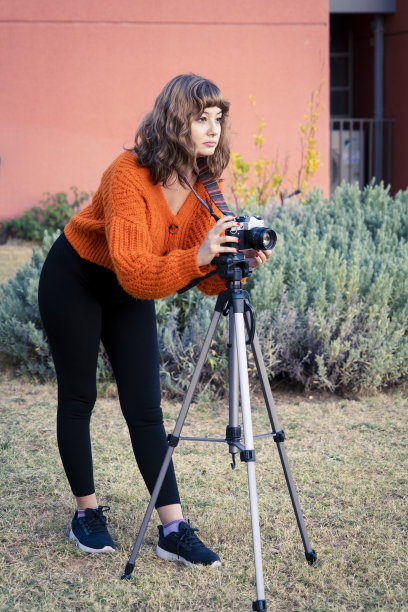 一个正在拍照的女人图片下载