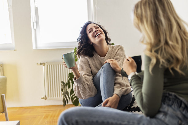 微笑的女性朋友喝着咖啡聊天图片下载