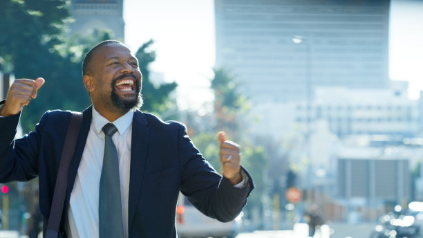 快乐，商人和成功在一个城市与资深工人庆祝，突破和目标的建设背景。黑人，领导和庆祝创业的愿景，想法和黑人企业图片下载