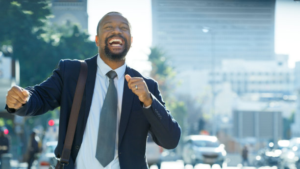 城市商人成就的成功、赢家和目标在城市街头微笑庆祝。获胜，快乐和兴奋的公司黑人男子在美国加州庆祝工作机会。图片下载