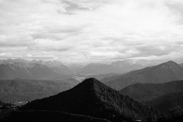 灰色镜头的山景观在一个阴沉的日子图片下载