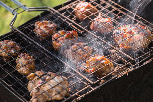 在烤鸡上煎成褐色的皮图片下载