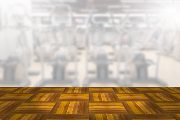 空木板空间平台与模糊健身器材背景图片下载