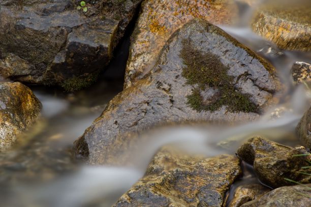 小瀑布的特写镜头图片下载