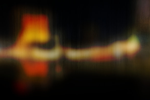 模糊的肮脏和灰尘的玻璃窗背景。图片下载