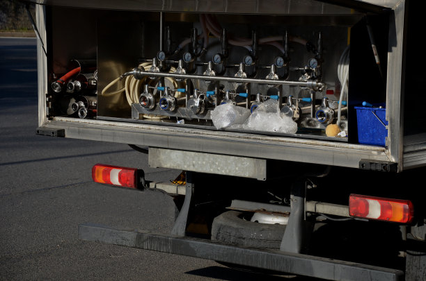 运载啤酒的车辆他们在酒吧里用水管灌进水箱里。定期送饮料。一系列阀门，测量仪器。卫生要求不锈钢结构的主体图片下载