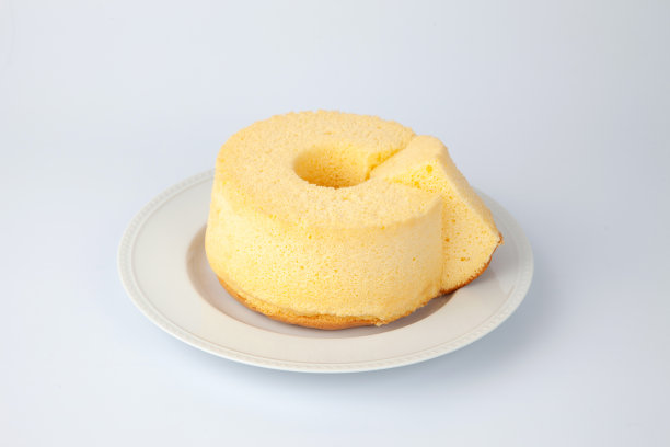 雪纺蛋糕在盘子上孤立的白色背景图片下载