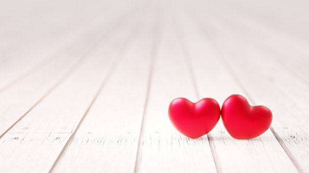 白色木板上有两颗红心。情人节和婚礼的背景材料。(水平)图片下载