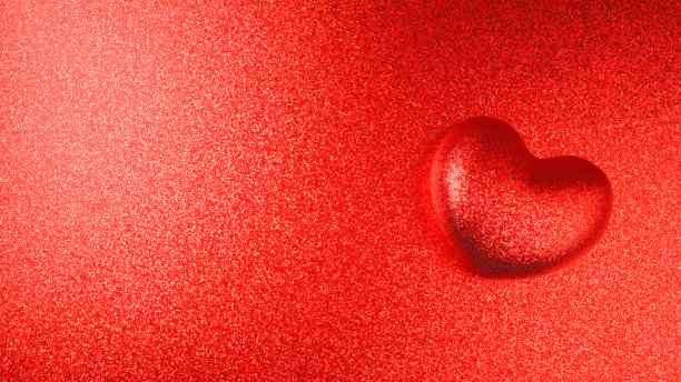 红色背景上的心形背景。闪闪发光的瘸子织物。图片下载