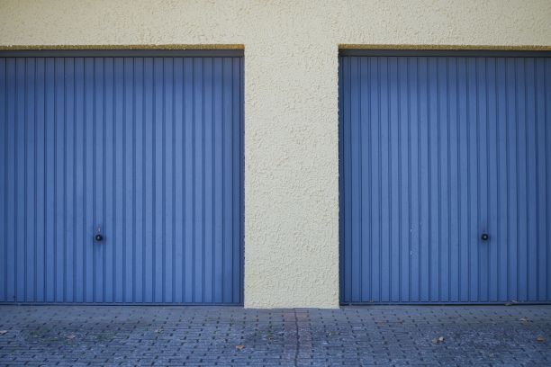 蓝色车库门在白色墙壁背景上的美丽镜头图片下载