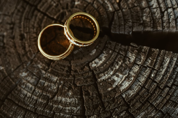 金婚戒在木头上图片下载