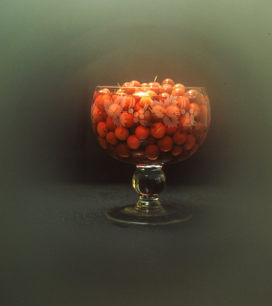 玻璃花瓶里的橘子果的静物照片图片下载