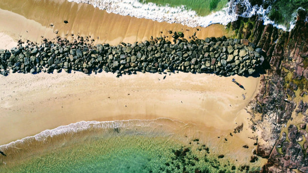 航拍的覆盖温当群岛海岸的水图片下载
