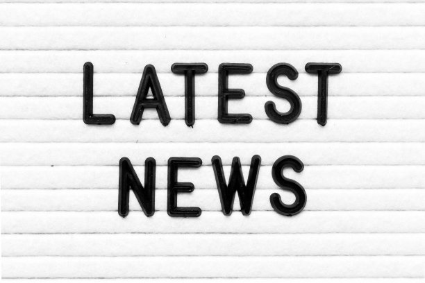 黑色字母在word最新消息在白色感觉板背景图片下载