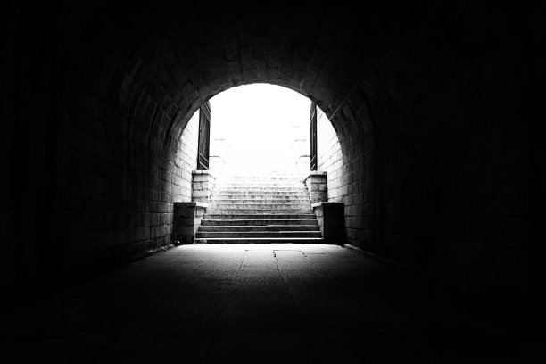 中国古代通往灯光的楼梯图片下载