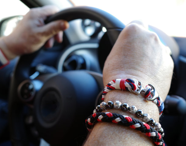 红色，白色和蓝色编织手镯图片下载