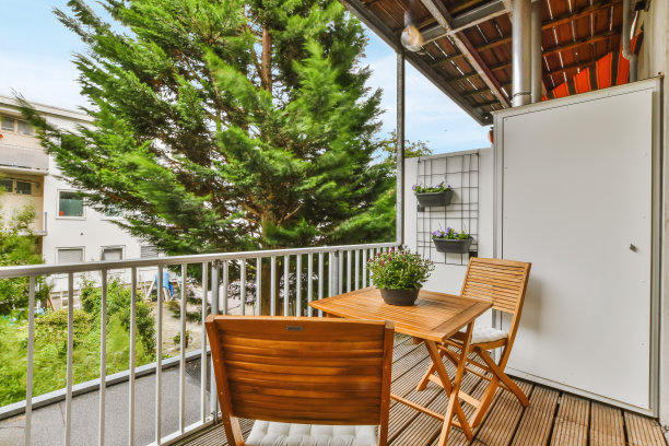 美丽的小室外阳台与绿色景观的形象;设计理念图片下载