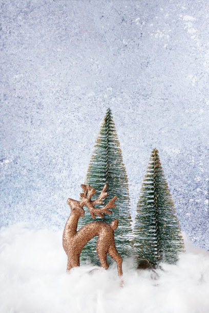 圣诞鹿和雪树。寒假静物作文。垂直图图片下载