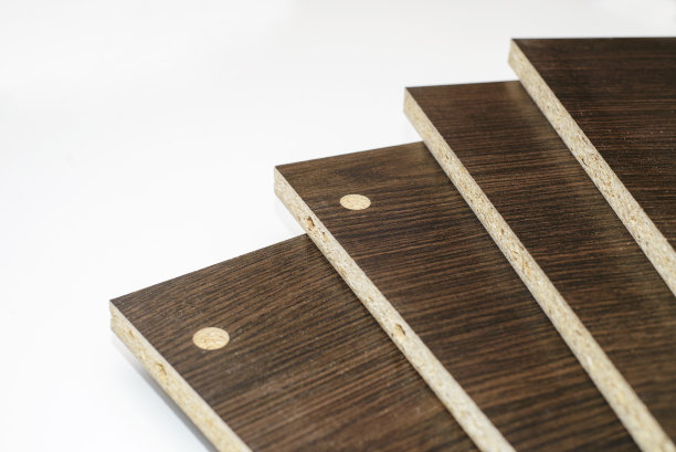 用刨花板组装家具，用无绳螺丝刀，特写。图片下载