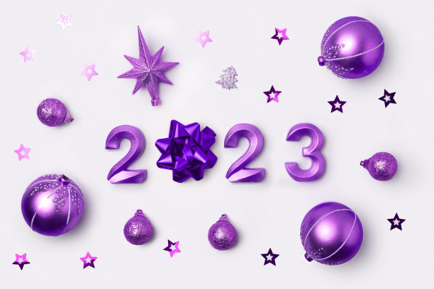 2023白色桌子上的紫色数字。现代新年背景。创意贺卡。平铺，俯视图，复制空间。旗帜设计。最小的节日模拟数字。庆祝节日的时间图片下载