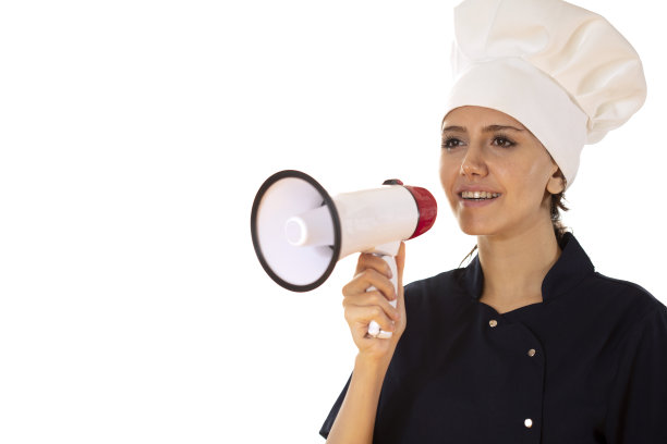 女厨师用扩音器大声叫人来吃饭图片下载