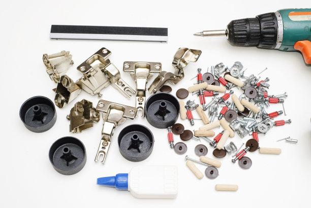 螺丝螺丝刀和金属铰链，家具腿，烟道，所有组装。孤立。前视图。图片下载