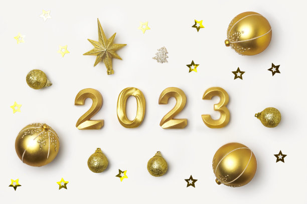 2023白色桌子上的黄金数字。现代新年背景。创意贺卡。平铺，俯视图，复制空间。旗帜设计。最小的节日模拟数字。庆祝节日的时间图片下载