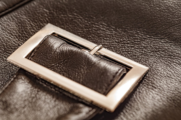 金属扣，皮带锁，对人造皮夹克特写，选择性聚焦图片下载