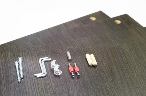 用刨花板组装家具，用无绳螺丝刀，特写。图片下载