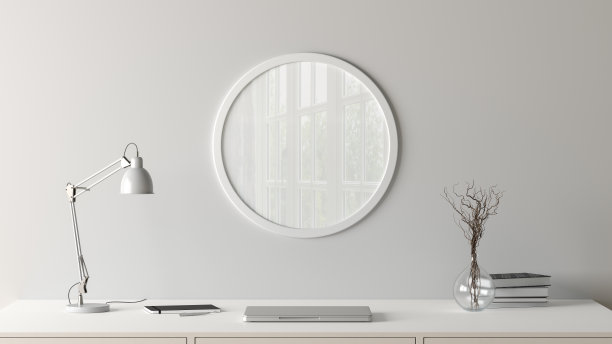 白色圆形海报框架模拟在家庭工作室工作空间的白色墙壁上。前视图。图片下载