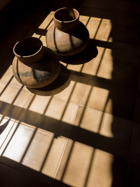 晨光下的两个陶罐图片下载