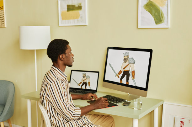 侧面的年轻认真的设计师工作在数字图片的战士图片下载