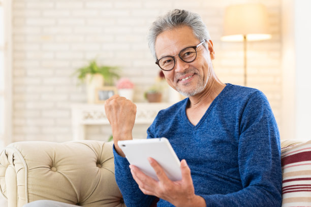 使用平板电脑的老人图片下载