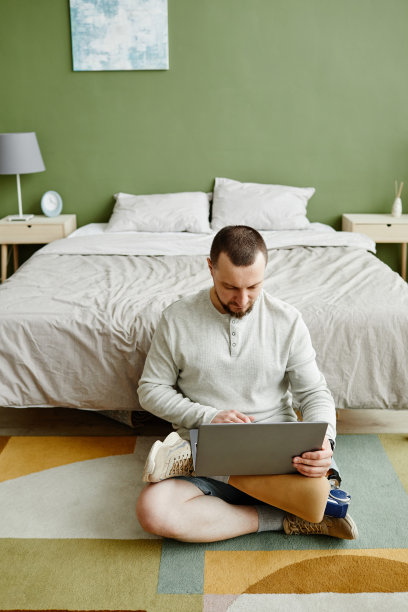 假肢男子使用笔记本电脑图片下载