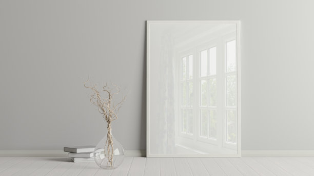 垂直海报框架模拟在客厅的地板上，白色的地板和墙壁。图片下载