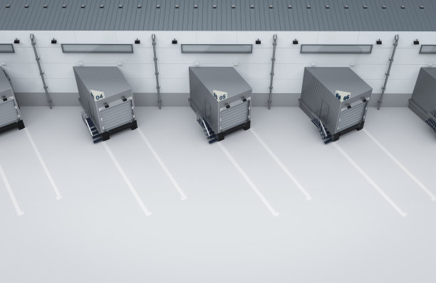 带卷帘门和卡车停车场的仓库外部图片下载