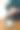 桌子上有一个复古闹钟，女孩从上面拿着闹钟。时间。图片下载