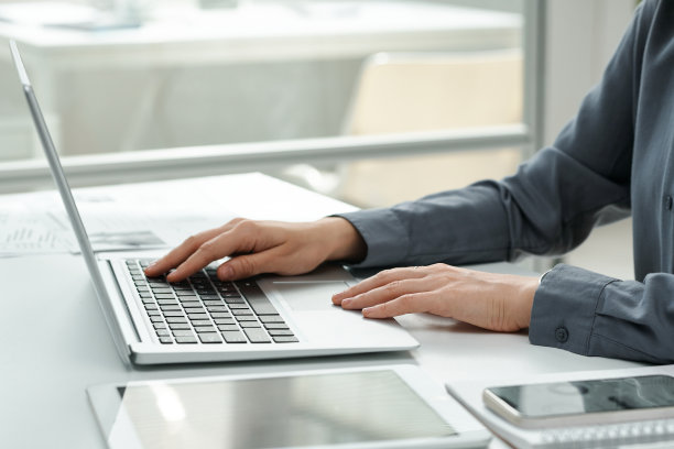 女商人在笔记本电脑上在线工作图片下载