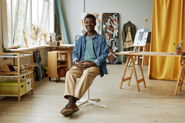 年轻专业画家或美术教师坐在工作室图片下载