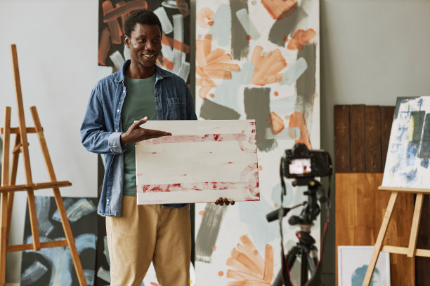 快乐的年轻非裔美国男性教练或博主提出新的艺术作品图片下载