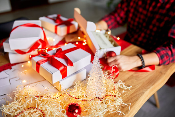 DIY，男子在圣诞老人帽子为新年和圣诞节为朋友或家人制作贺卡图片下载