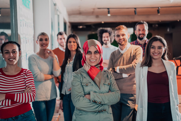 在现代玻璃办公室里的一群成功的商人图片下载