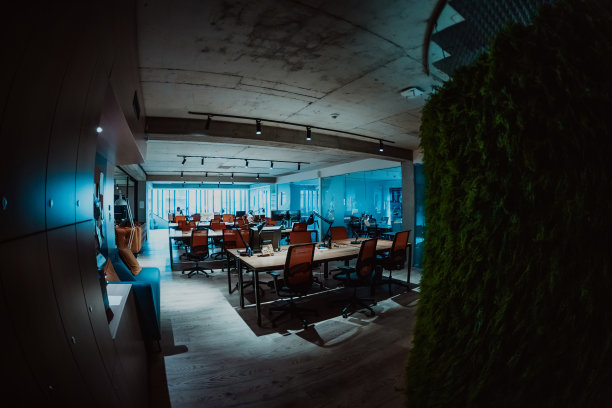 现代开放式办公室的内部，没有人图片下载