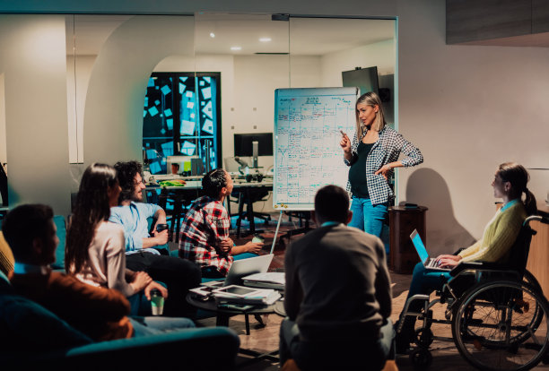 一位怀孕的女商人在现代联合办公中领导了一个多元化业务团队的创意会议图片下载