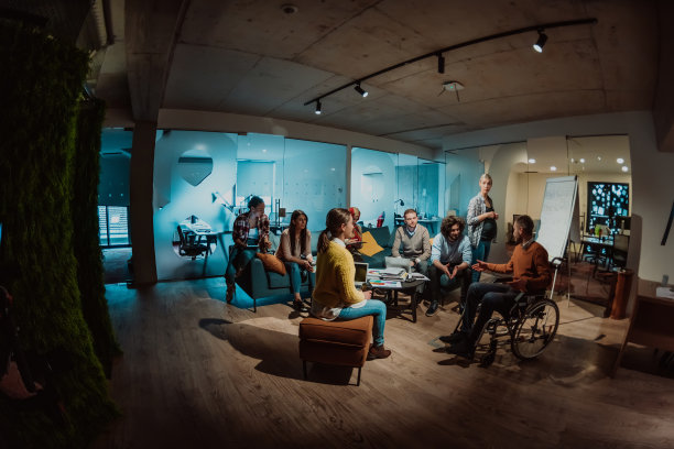 怀孕的女商人在现代共享办公空间领导多元化商务团队的创意会议图片下载