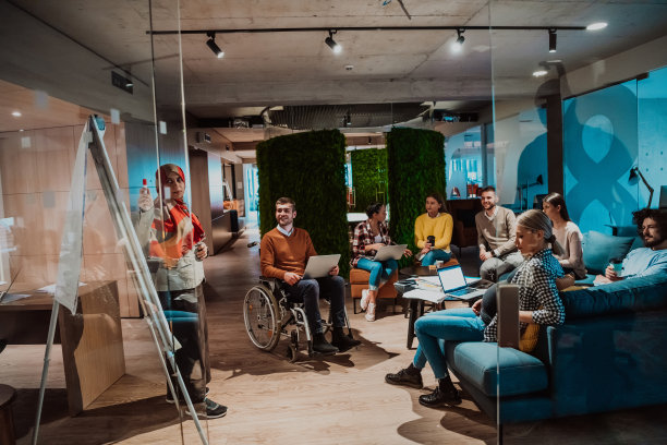 一位年长的穆斯林女商人向现代办公室里年轻的多元化团队展示一个项目图片下载