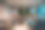 一位年长的穆斯林女商人向现代办公室里年轻的多元化团队展示一个项目图片下载