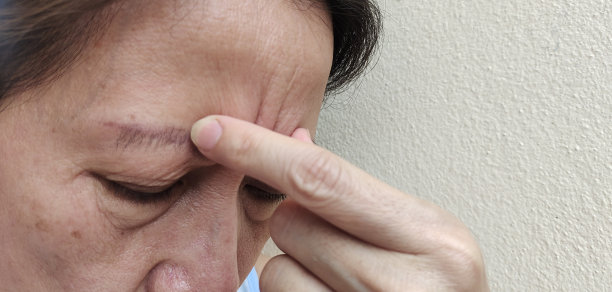 脸上的皱纹和松弛的皮肤，女人的面部表情。图片下载