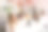 化学课。女生和同学们捧着烧瓶在实验室里微笑。学校教育。图片下载