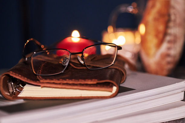 笔记本上的眼镜图片下载